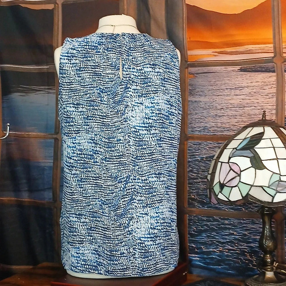 5/$25 Violent and Claire size large blue keyhole tank blouse - Picture 8 of 10